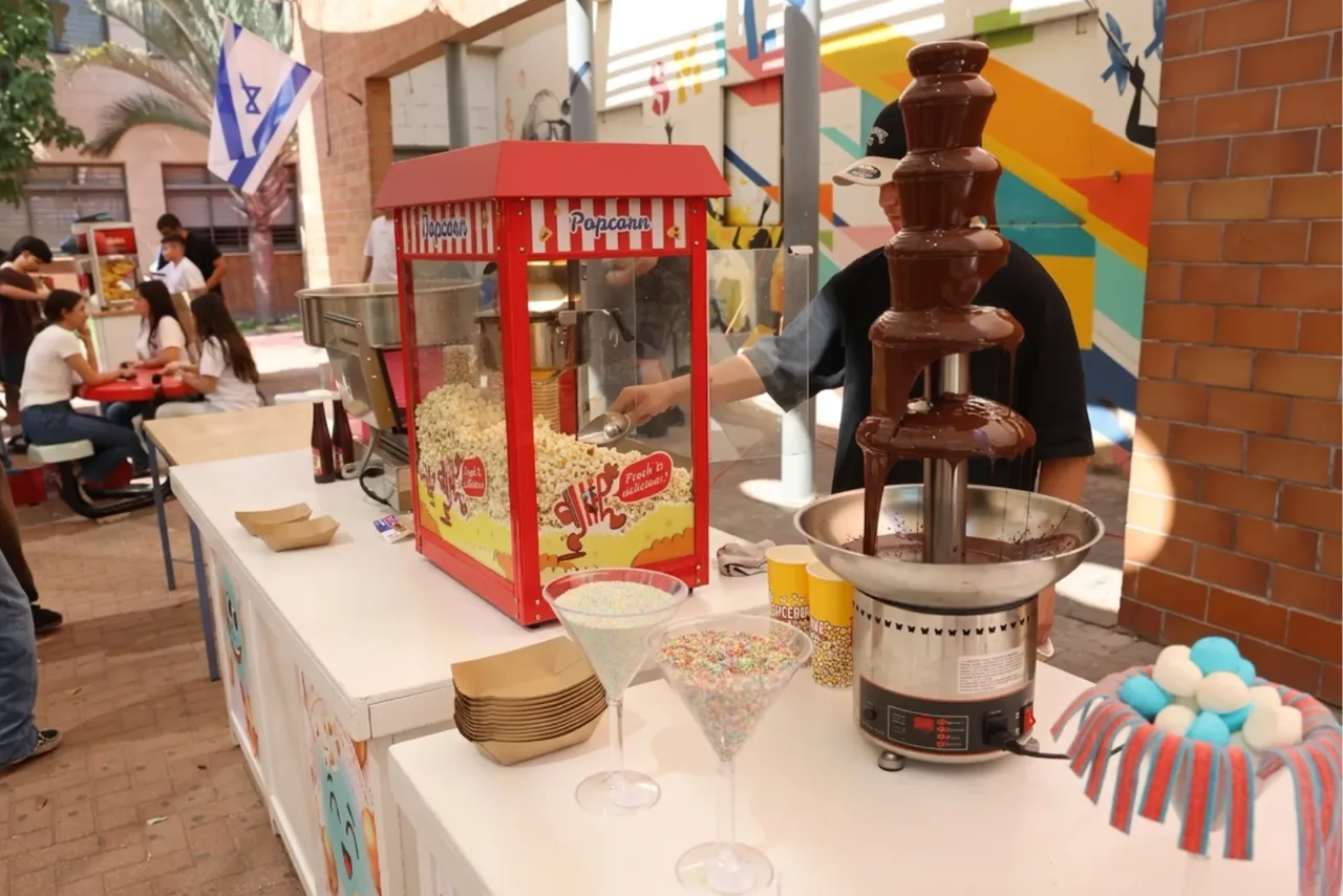 דוכן פופקורן ומפל שוקולד באירוע פורים לחטיבה, בהפקת ROYAL PROM