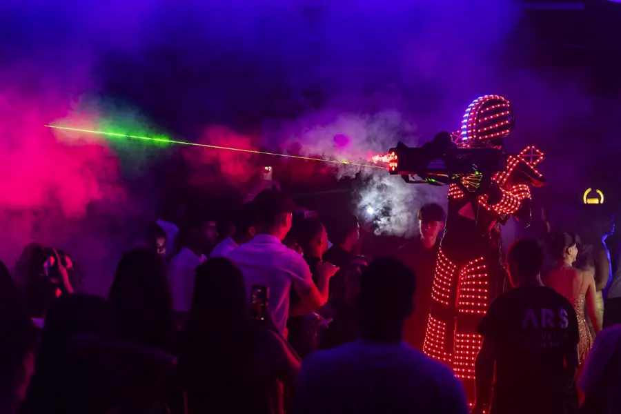 רובוט לד (LED) — אטרקציה של ROYAL PROM