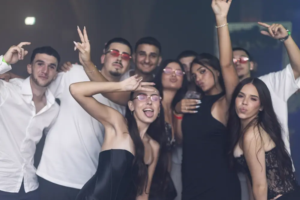 רחבת ריקודים מוארת בנשף סיום בהפקת ROYAL PROM