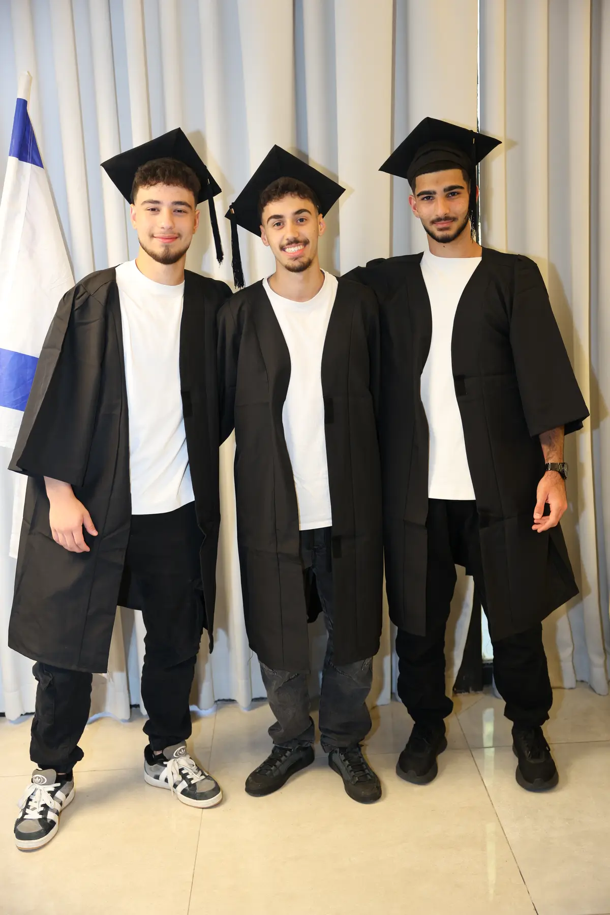 גלימת בוגר בגזרה אחידה לכל המשתתפים