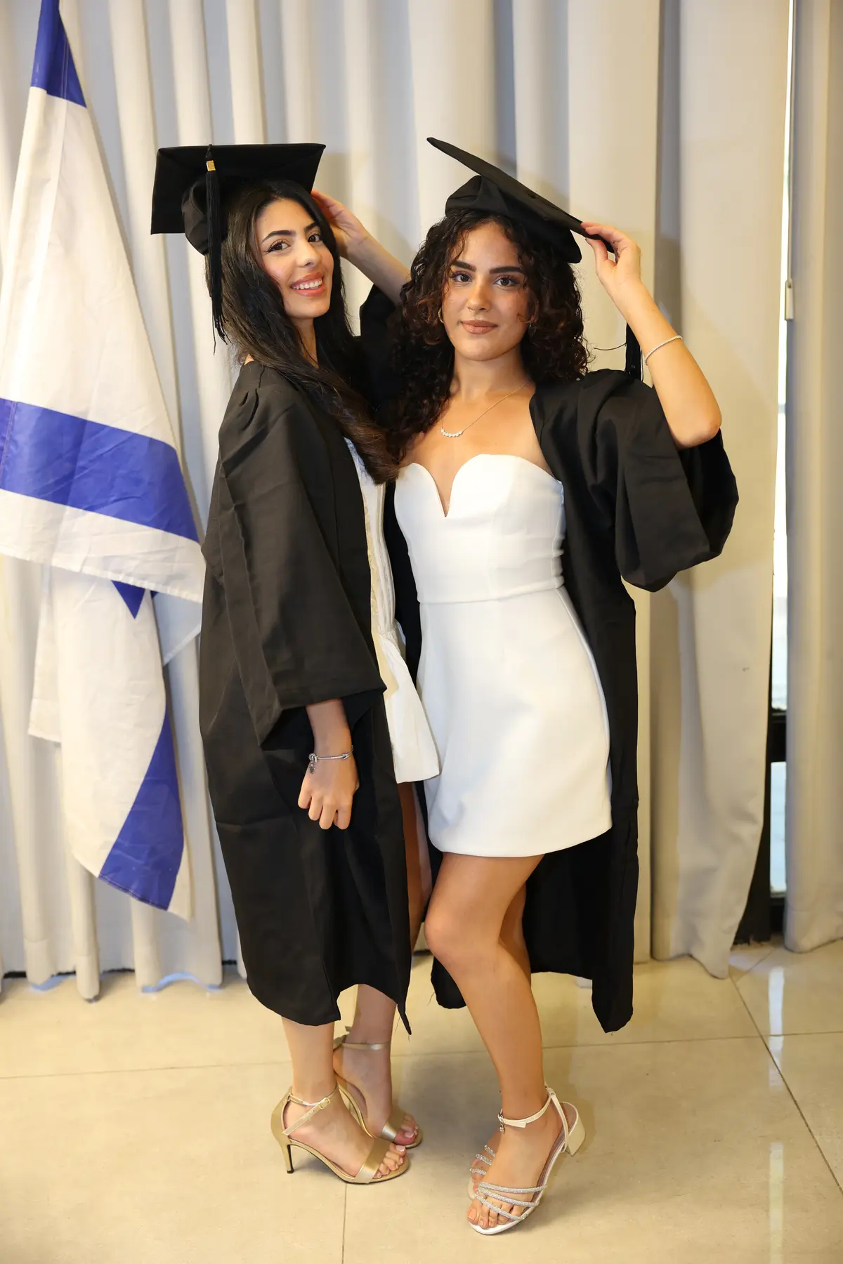 גלימה שחורה מעל שמלת טקס