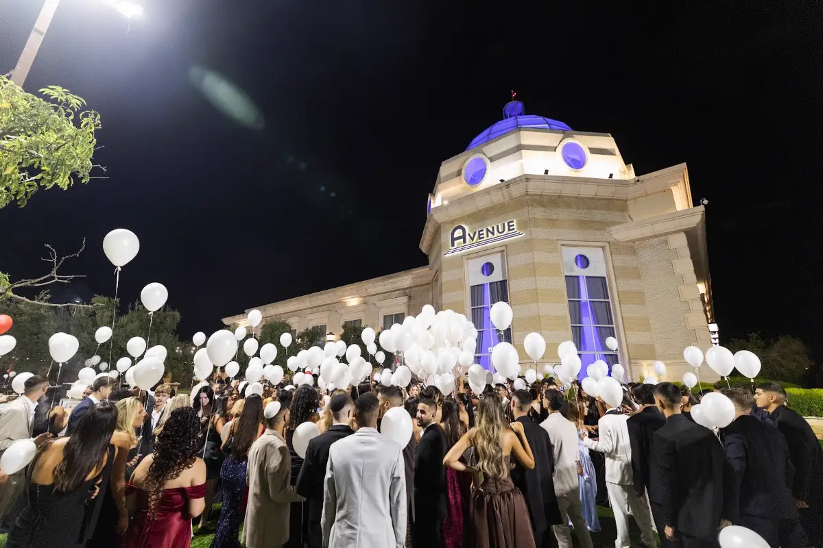 עיצוב בלונים ואווירת פורים בהפקת אירוע פורים לבית ספר בהוד השרון מאת ROYAL PROM
