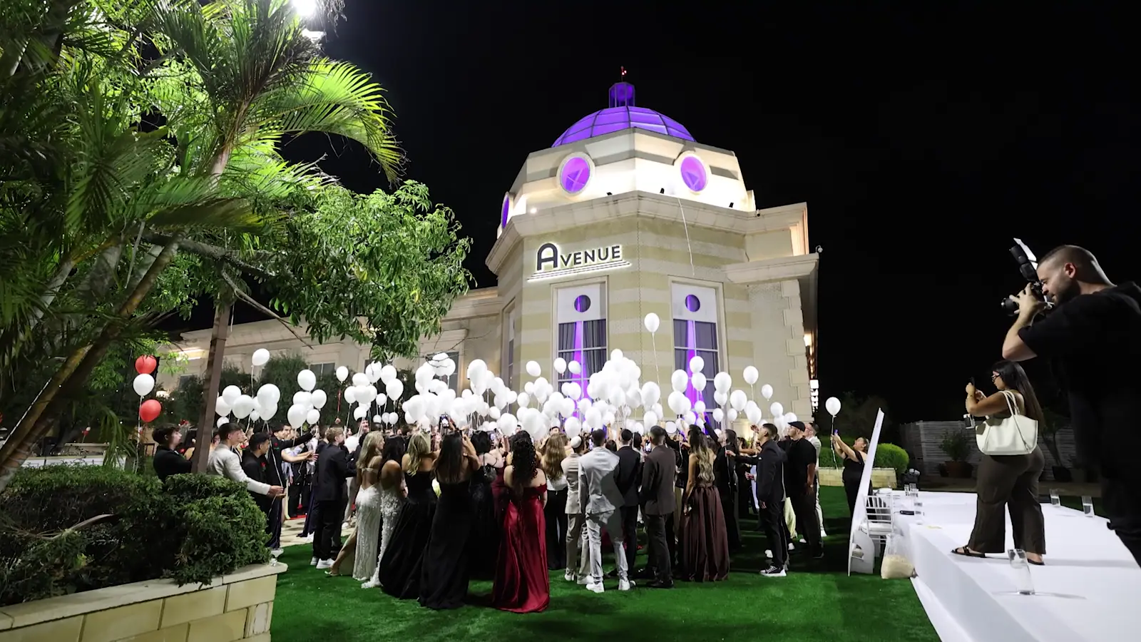 שחרור בלונים בכניסה לנשף סיום בהפקת ROYAL PROM