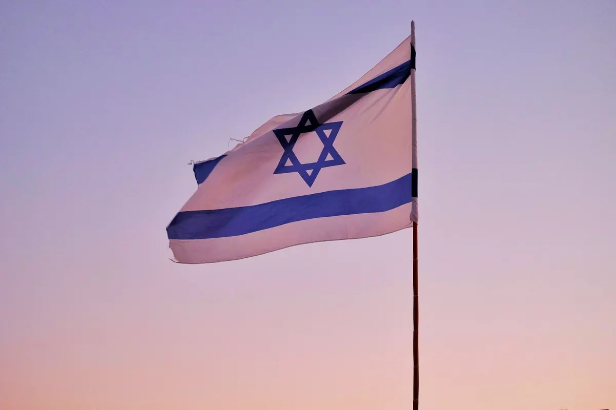 דגל ישראל מתנופף מול שמי שקיעה, לקראת טקס יום העצמאות
